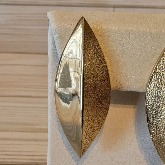 D17 Vintage Long Gold-tone Clip-on Earrings - Picture 3 of 3